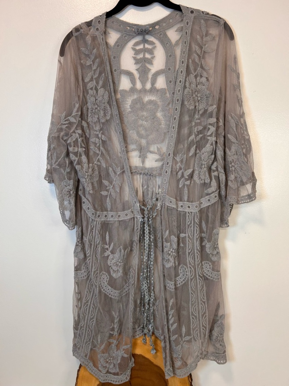 POL Sheer Embroidered Floral Kimono in Dusty Gray Mid Length Sleeves Women’s S/M